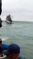 Ces pêcheurs équatoriens partent volontairement en mer avant l'arrivée du tsunami qui a frappé les Tonga