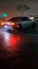 Il drift beaucoup trop prêt des flammes et va le regretter