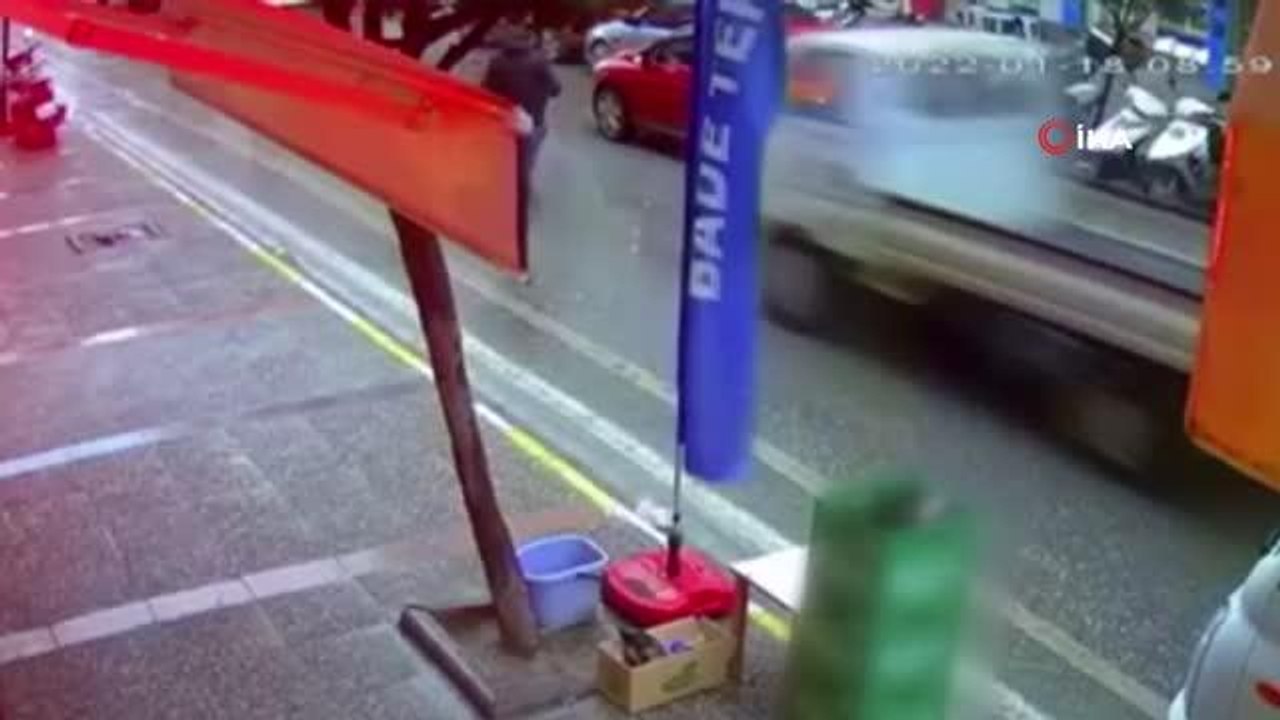Kamyonet yayaya böyle çarptı