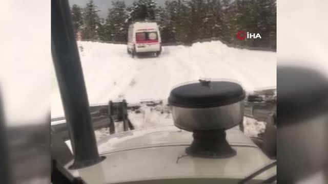 Karlı yolları aşarak rahatsızlanan vatandaşı hastaneye yetiştirdiler