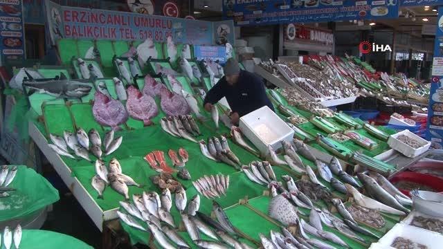 Hamsinin fiyatı cep yakıyor... Olumsuz hava nedeniyle balık tezgahları boş kaldı