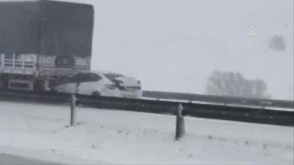 Tıra arkadan çarpan otomobilin sürüklenme anı cep telefonuyla kaydedildi