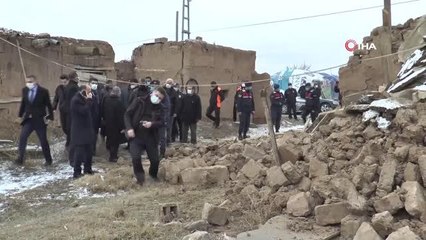 Bir ilçe diken üzerinde...Depremin hasarı gün ağarınca ortaya çıktı
