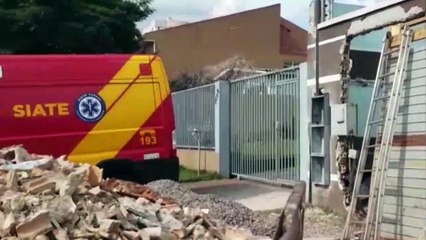Homem sobre queda de dois metros após passar mal durante trabalho em obra