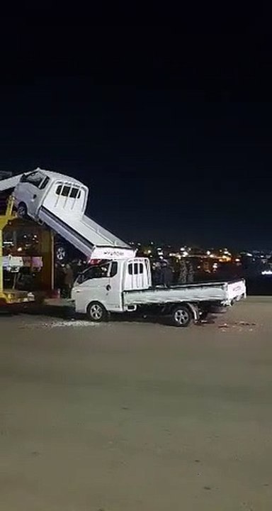 اصطدام "ناقلة مركبات" بجسر مشاة في اربد