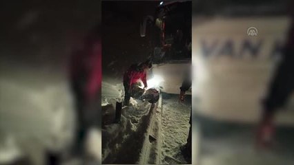 Yoldan çıkan otobüste mahsur kalan yolcular kurtarıldı