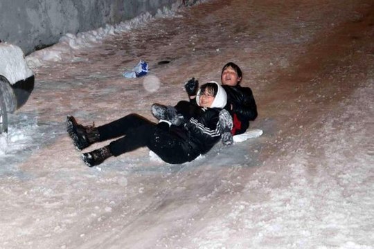 Mahalle aralarını kayak pistine çeviren vatandaşlar doyasıya eğlendiler
