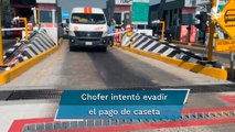 Chofer de combi se regresa para pagar caseta y no caer en poncha llantas