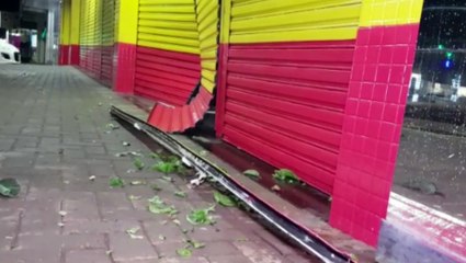 Vento forte estoura porta de empresa na Avenida Brasil