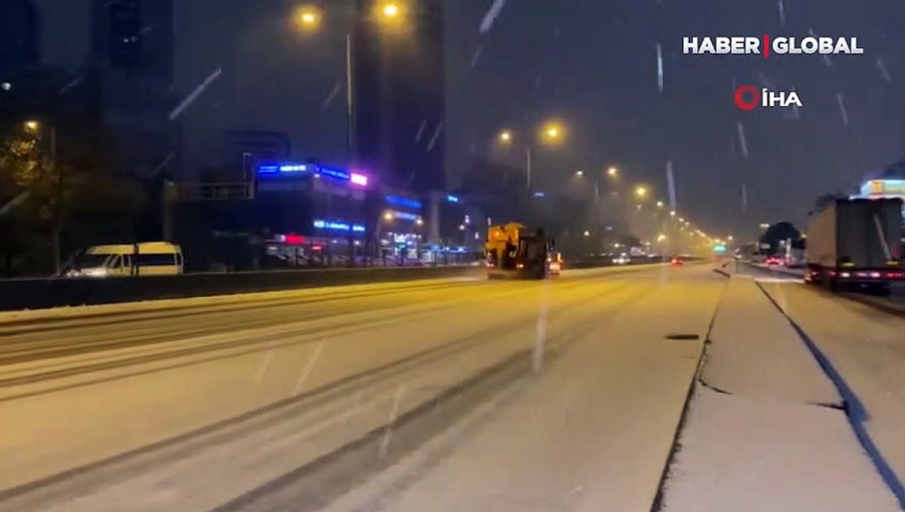 Kadıköy’de E-5 beyaza büründü! Sürücüler zor anlar yaşadı