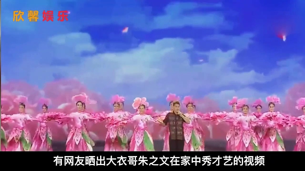 朱之文罕秀弹古筝！手指粗糙宽大表情陶醉，出门逛街像领导