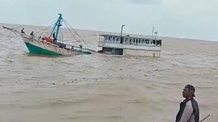 Video herunterladen: Detik-detik Kapal Pengangkut 180 Ton Kelapa Tenggelam di Perairan Simbur