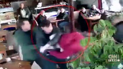 Başarısızlıktan sorumlu tuttukları öğretmeni dövdüler!