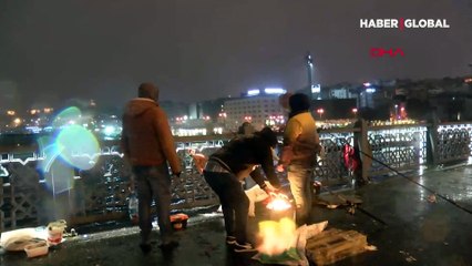 Ne soğuk hava ne de kar yağışı Galata'da balık sevdasının önüne geçemedi