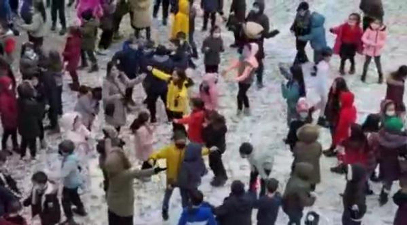 Kar yağışı kimine eziyet kimine de eğlence! Erik Dalı eşliğinde doyasıya eğlendiler