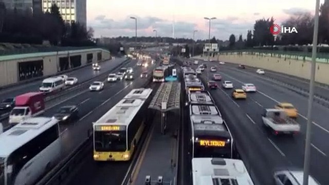 Metrobüs arıza yaptı, yolcular metrobüs güzergahında yürümek zorunda kaldı