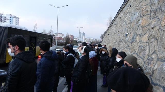 Kartal'da İETT otobüsü yolda kaldı, trafik felç oldu