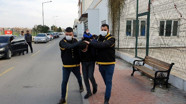 Kuyumcunun camını tabancayla kırıp 200 bin liralık altın çaldılar