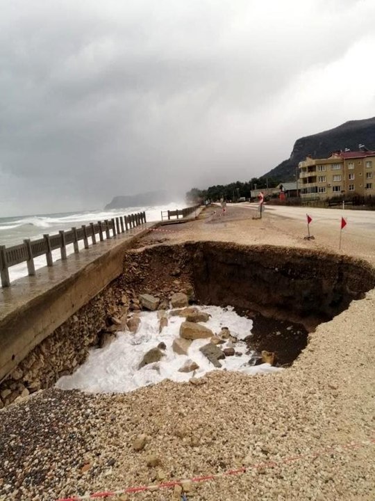 Dev dalgalar, Karadeniz Sahil Yolu'nun yarısını götürdü