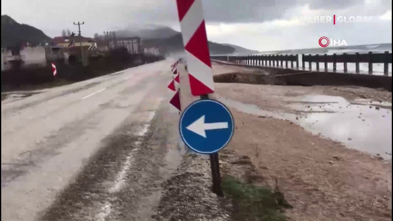 Karadeniz Sahil Yolu’nun yarısını dalgalar götürdü