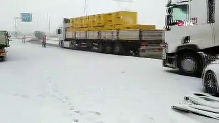 TEM'de 20 araç ve 4 tırın karıştığı kazada 5 kişi yaralandı