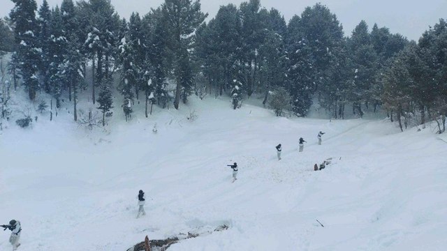 Top 25: Jawans on duty below zero degree temperature on LoC
