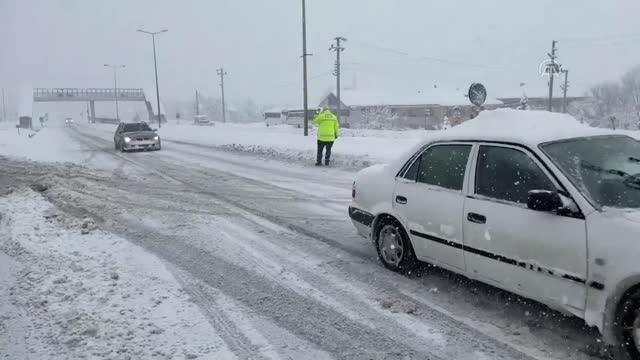 Bolu Dağı'nda kar yağışı ulaşımı aksatıyor