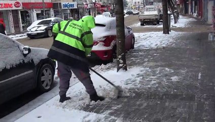 İnegöl'de kaldırımlar kar ve buzdan temizleniyor