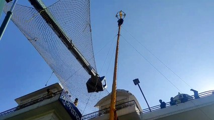 देखे वीडियो ढाई घंटे क्रेन पर अटक गया युवक