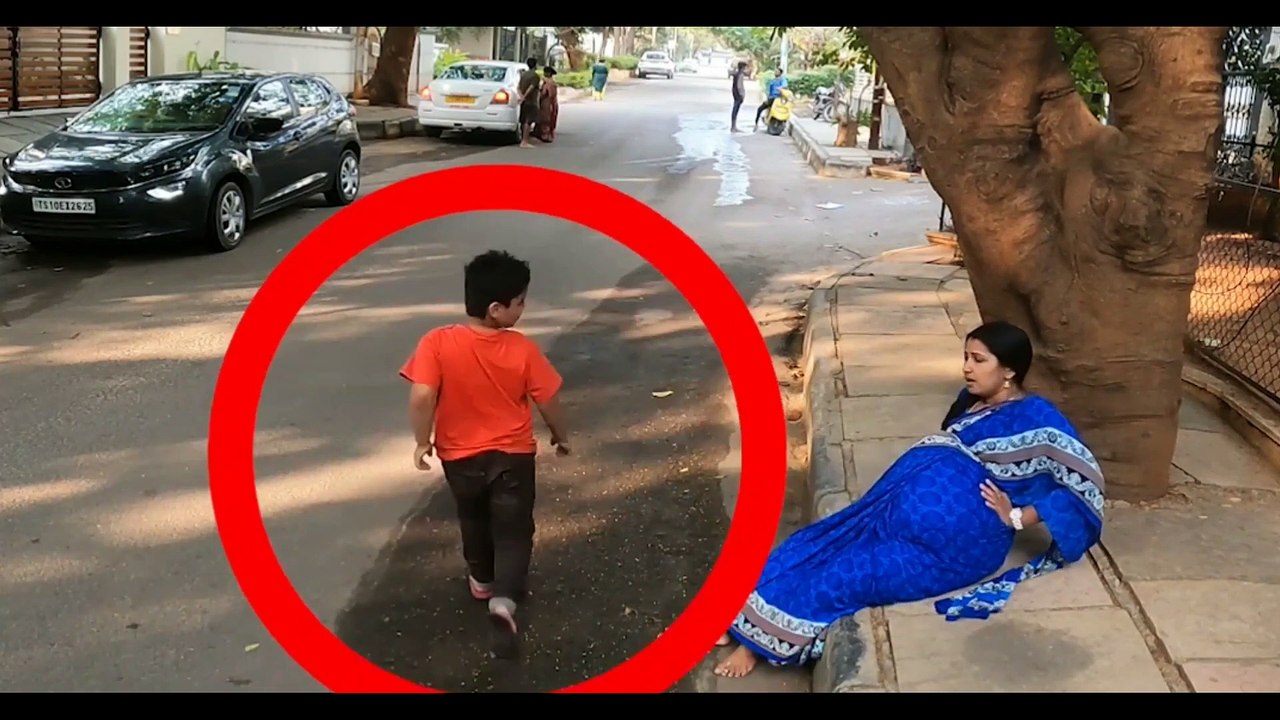 मदद करना ही मानवता है _ Helping is Humanity _ Humanity Reaction on CCTV footage #dheerajawasthivlogs
