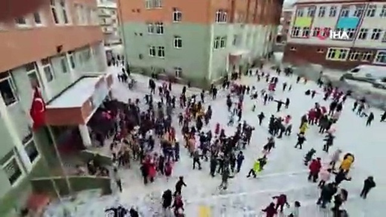 İlkokulda sosyal medyayı sallayan görüntüler