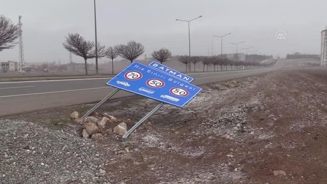 Şiddetli rüzgarda çatı uçtu, otobüs durağı ve tabelalar devrildi