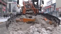 Van Büyükşehir Belediyesi 24 saat içerisinde 9 bin ton kar şehir dışına taşıdı
