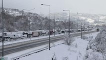 Anadolu Otoyolu'nuda kar nedeniyle ulaşıma kapanan Ankara yönü açıldı (2)