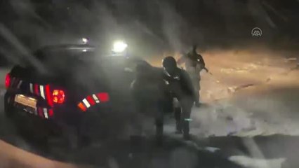 Kar nedeniyle yolda mahsur kalan 5 kişiyi jandarma kurtardı