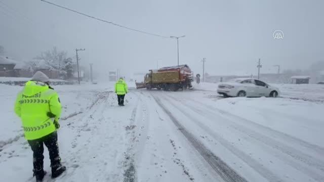 Bolu Dağı'nda kar yağışı ulaşımı aksatıyor (2)
