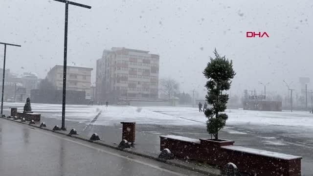 KOCAELİ'DE KAR YAĞIŞI ULAŞIMI VE VAPUR SEFERLERİNİ ETKİLEDİ