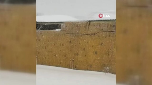 Çatının çökme anı saniye saniye kameralara yansıdı