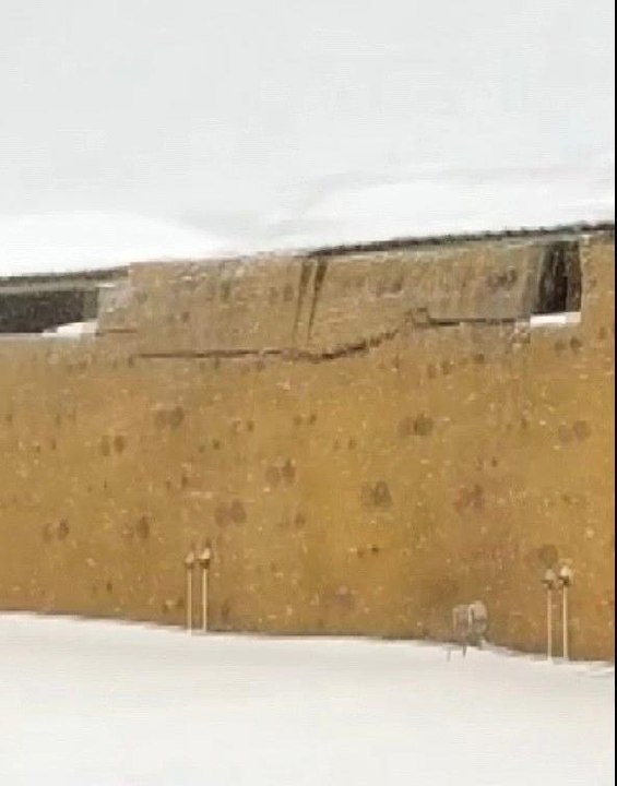 Çatının çökme anı saniye saniye kameralara yansıdı