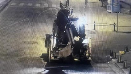 MALTEPE'DE İŞ MAKİNESİ İLE KABLO HIRSIZLIĞI