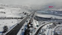 Kardan kapanan Tarsus-Adana-Gaziantep yolunda araç kuyruğu dronla görüntülendi (2)
