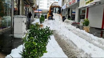 Gaziantep'te kardan çatılar çöktü, ağaçlar kırıldı