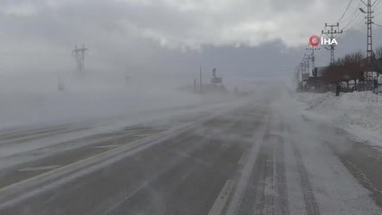 Van'da kar yağışı ve tipi Kurubaş Geçidi'nde etkili oluyor
