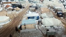 الثلوج تفاقم معاناة النازحين في شمال غرب سوريا
