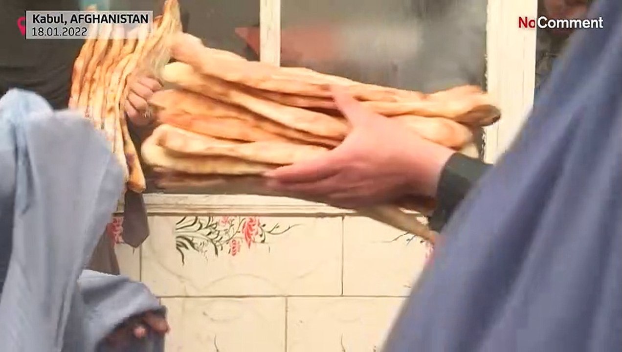 بدون تعليق: أفغان يصطفون في طوابير وسط البرد في كابول للحصول على رغيف خبز