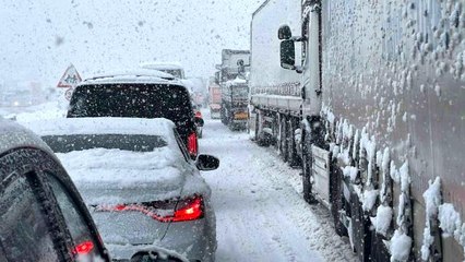 Kar yolları kapattı, kilometrelerce kuyruk oluştu