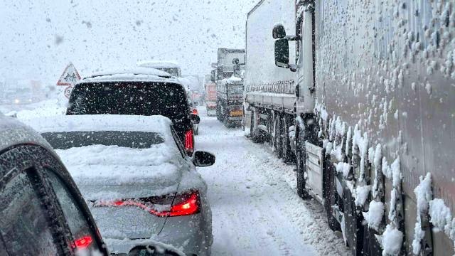 Kar yolları kapattı, kilometrelerce kuyruk oluştu