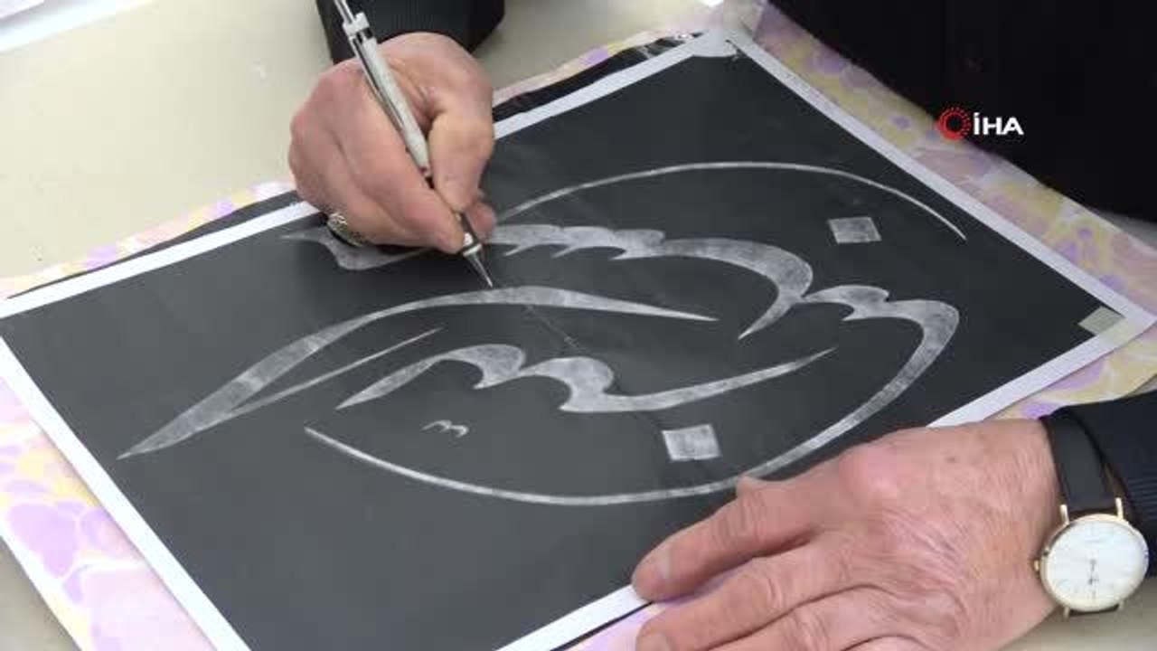 Emekli polis, ebru ve hat sanatını 15 yıldır sabır ve sebat ile sürdürüyor
