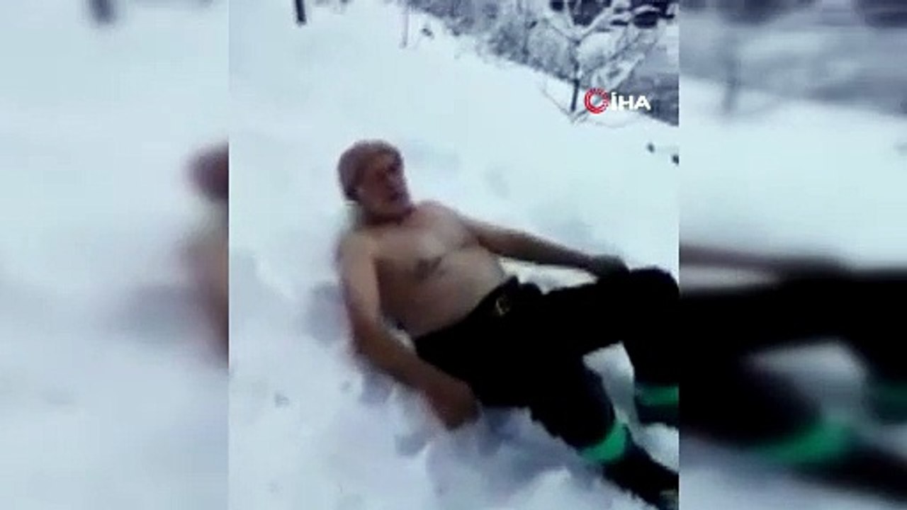 Yarı çıplak kar banyosu yapan Rizeli Malik dede: "Denize gidemedim deniz bana geldi"