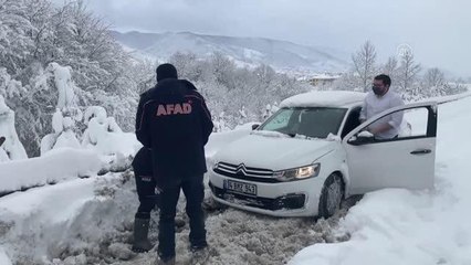 Yolda mahsur kalan vatandaşlara AFAD ekipleri yardım etti